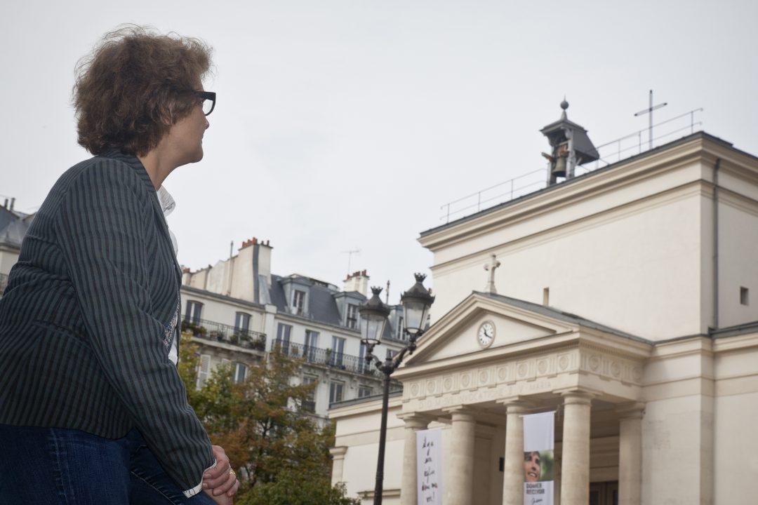 20 Octobre 2014: Madame Maggy MONI regarde la Paroisse Sainte Marie Batignolles au 17è arrondissement, Paris.
