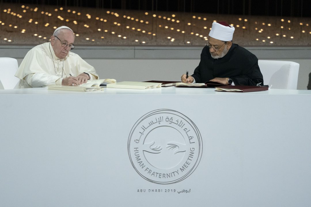 Au deuxième jour de sa visite aux émirats, le pape Francois et le cheikh Ahmed al-Tayeb, grand imam de l'université d'al-Azhar, signent le document d'aboutissants Dhabi sur la fraternité humaine. ABU DHABI, Émirats arabes unis. Le 4 février 2019 Grand Imam of the Al Azhar © UAE Government