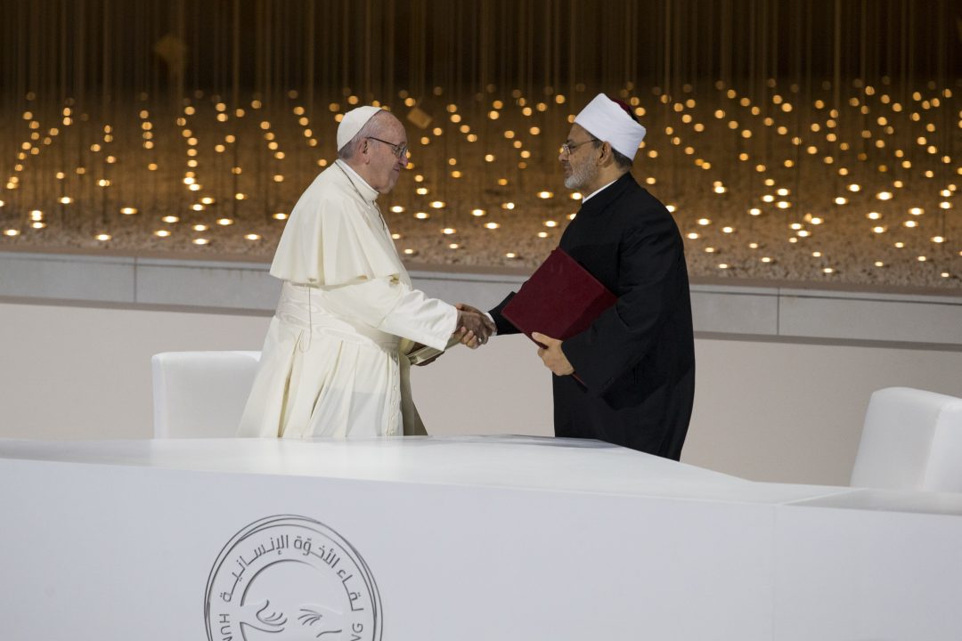 Au deuxième jour de sa visite aux émirats, le pape Francois et le cheikh Ahmed al-Tayeb, grand imam de l'université d'al-Azhar, signent le document d'aboutissants Dhabi sur la fraternité humaine. ABU DHABI, Émirats arabes unis. Le 4 février 2019 Grand Imam of the Al Azhar © UAE Government
