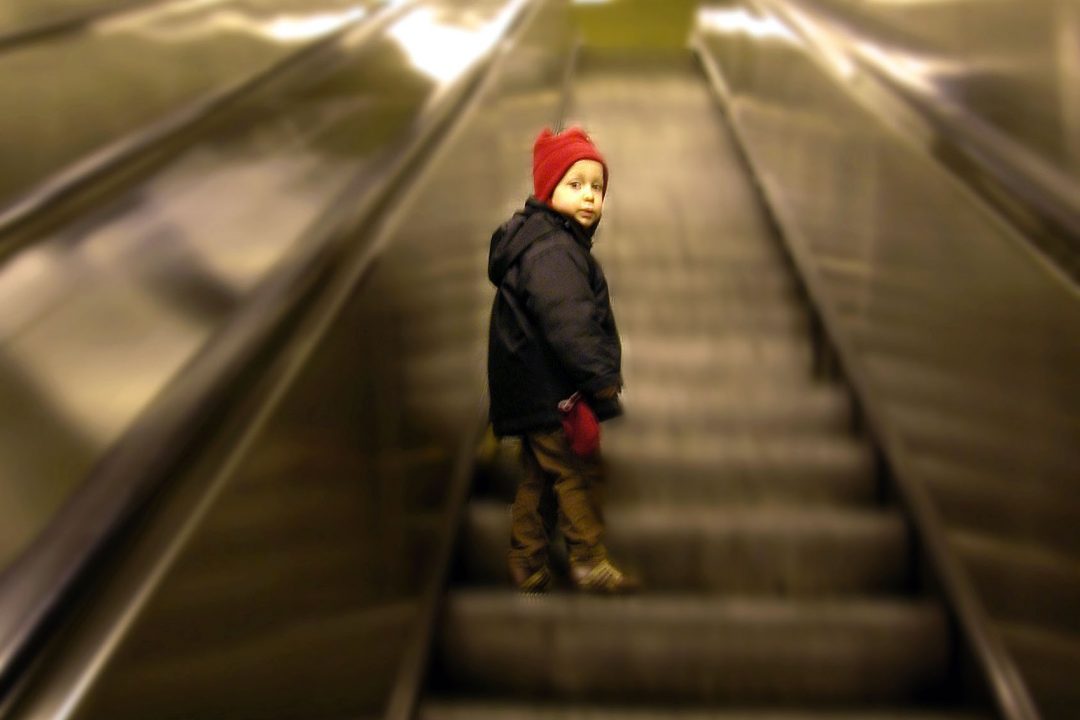 Enfant seul dans un escalator de station RER / 75 Paris / Rég. Ile de France
